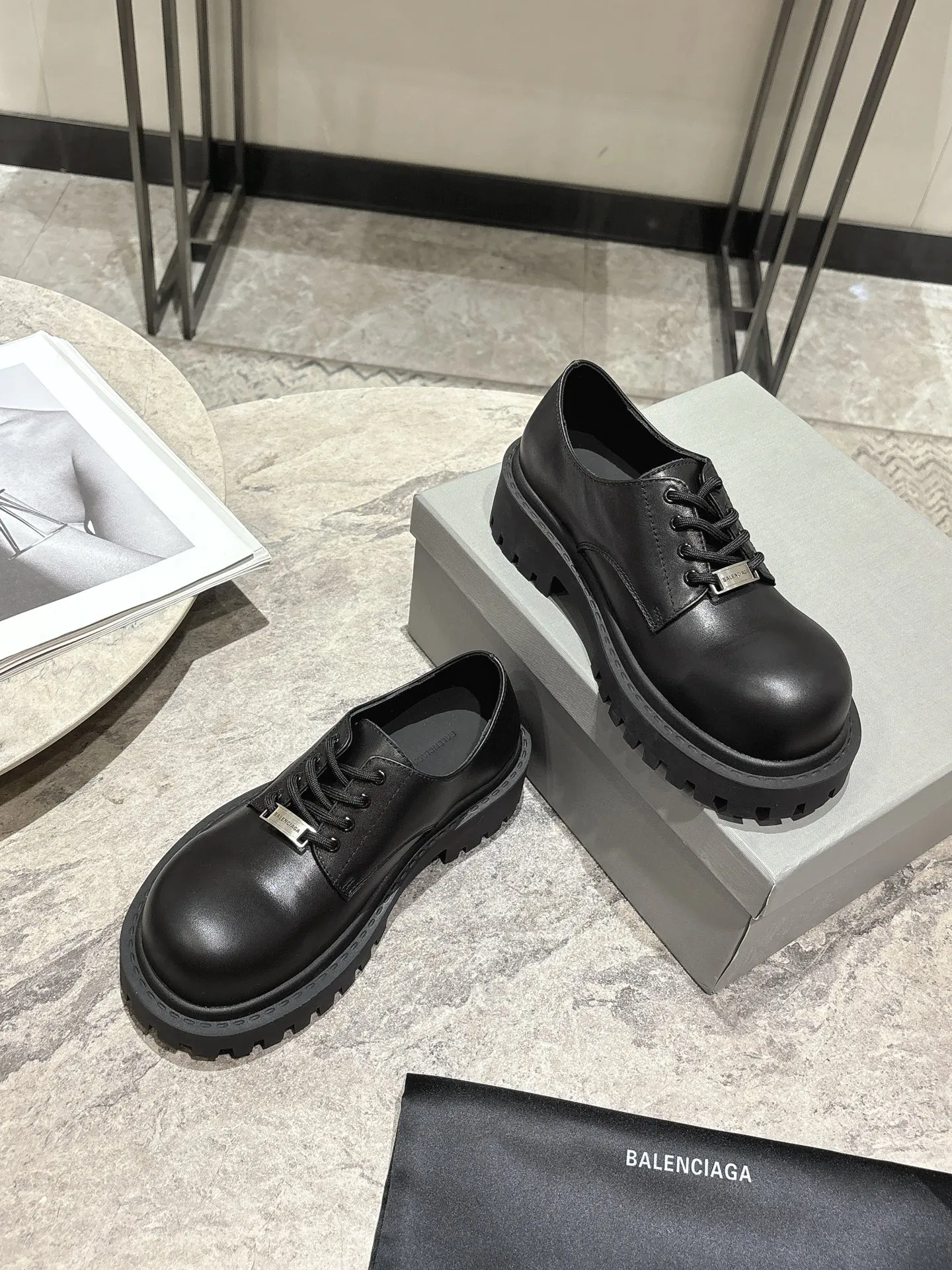 👟👟Ex-factory price 660👟👟 BALENCIAGA Balenciaga's new Stomper Derby big-toe derby shoes. This pair of shoes is simply a dark horse in this year's fashion circle. The exaggerated big-toe design makes people fall in love at first sight! 💖 When I first saw it, I was attracted by the big B logo. It’s so recognizable! Wear it, whether paired with skinny jeans or wide-leg pants, you can easily style it and look extremely fashionable! The double B decorative buckle is hand-inlaid with pure copper hardware. ▪Fabric: original full-grain cowhide. ▪Inner feet: water-dyed cowhide. ▪Sole: original rubber outsole.